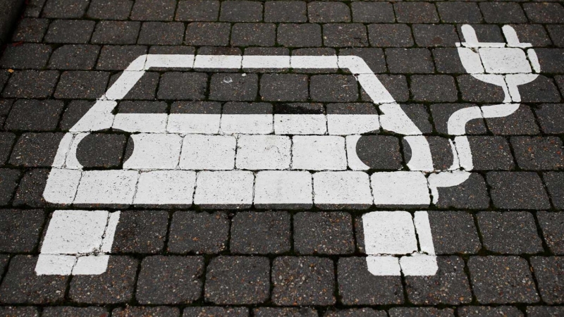 Una señal pintada en el suelo para que aparquen vehículos eléctricos, en la localidad alemana de  Grünheide, en noviembre de 2019. REUTERS/Hannibal Hanschke