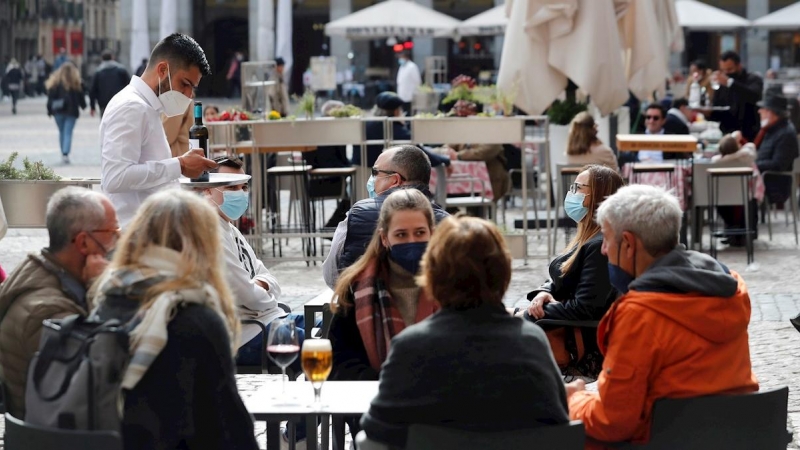 Varias personas sentadas en una terraza de la madrileña Plaza Mayor este domingo.