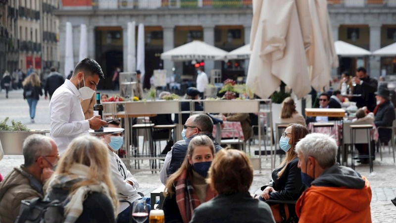 Varias personas sentadas en una terraza de la madrileña Plaza Mayor este domingo.