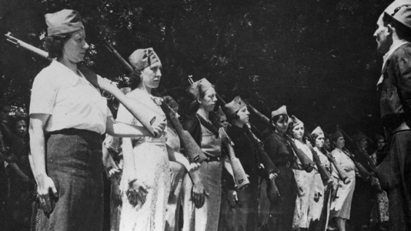 Instrucció del batalló femení.