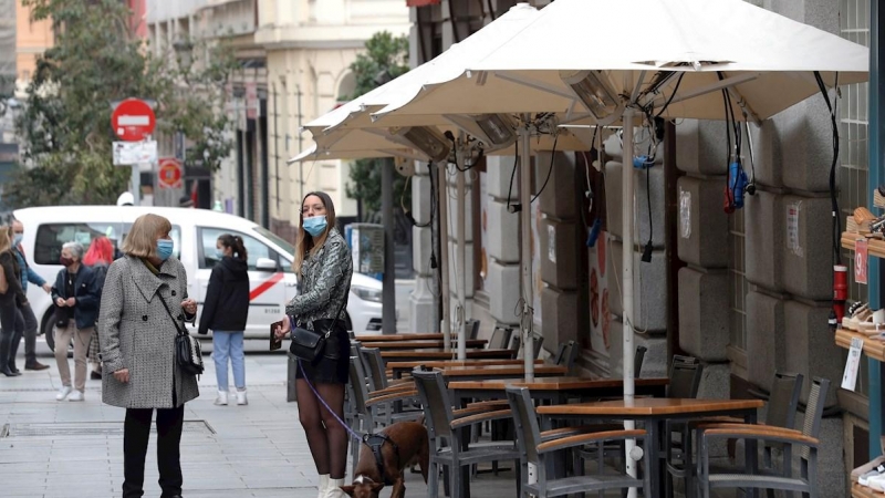 Varias personas transitan las calles del centro de Madrid este domingo.