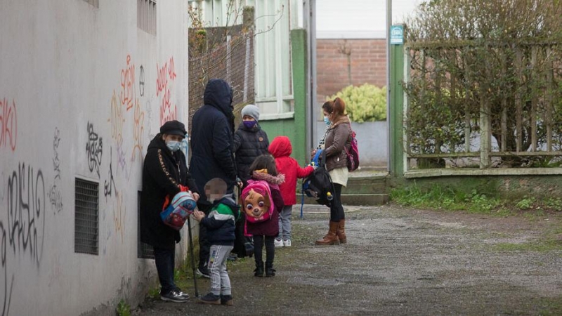 19/02/2021.- Un grupo de niños se dirige a entrar al CEIP Paradai, en Lugo, Galicia. Carlos Castro / Europa Press