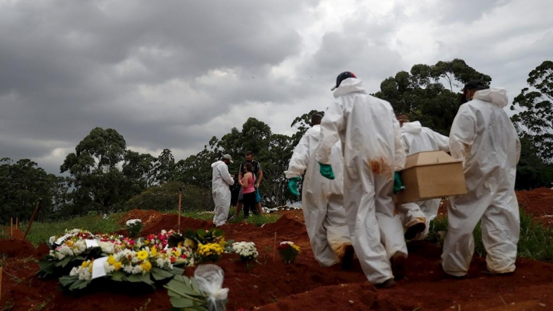 Entierro de una víctima de la covid-19 este jueves en el cementerio Viola Formosa en Sao Paulo (Brasil).