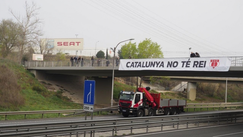 Pancarta desplegada per l'ANC i Òmnium Cultural sobre la carretera en direcció a la planta de la Seat a Martorell.