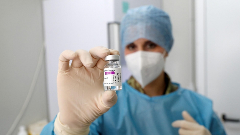 Una sanitaria muestra un vial de la vacuna de AstraZeneca en Roma, Italia
