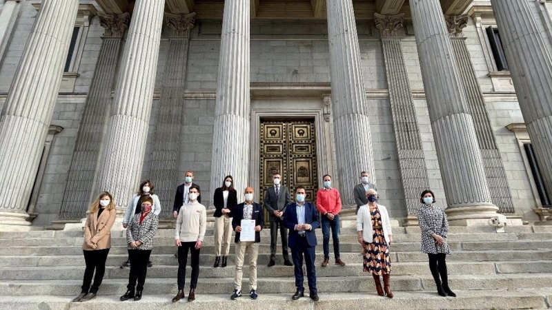 Diputados socialistas en contra de la LGTBIfobia en el deporte.