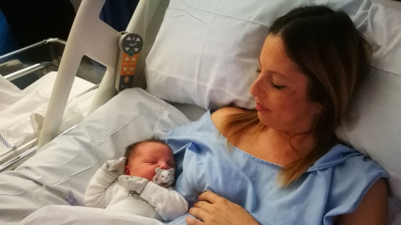 El primer nadó nascut a Tarragona el 2020 amb la seva mare.