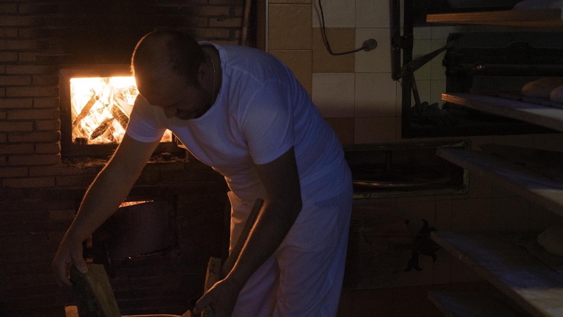 Toño trabajando en la panadería familiar. - Gema Rodrigo