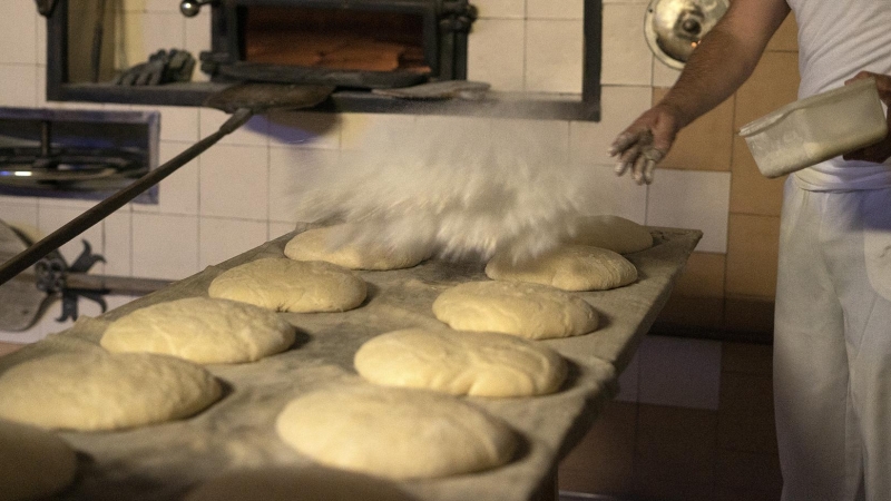 La harina vuela sobre los panes antes de entrar en el horno. - Gema Rodrigo