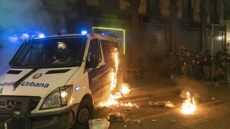 La furgoneta de la Guàrdia Urbana de Barcelona que es va intentar cremar en una de les protestes.