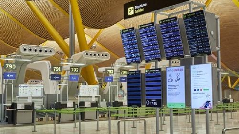 Interior de la terminal T4 del Aeropuerto Adolfo Suárez Madrid-Barajas el mismo día en que se restringen los vuelos procedentes de Brasil y Sudáfrica, en Madrid, (España), a 3 de febrero de 2021.