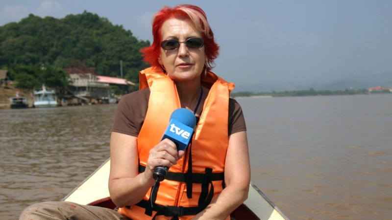 Rosa María Calaf, durante una cobertura informativa en Tailanda en el año 2006.