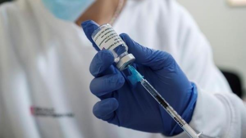 Unos sanitarios se preparan para administrar la primera dosis de la vacuna AstraZeneca en el Hospital de Can Misses de Ibiza el 5 de marzo de 2021.