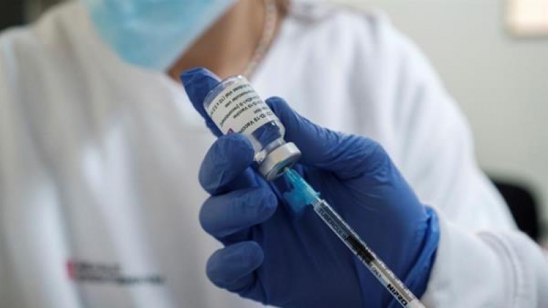 Unos sanitarios se preparan para administrar la primera dosis de la vacuna AstraZeneca en el Hospital de Can Misses de Ibiza el 5 de marzo de 2021.