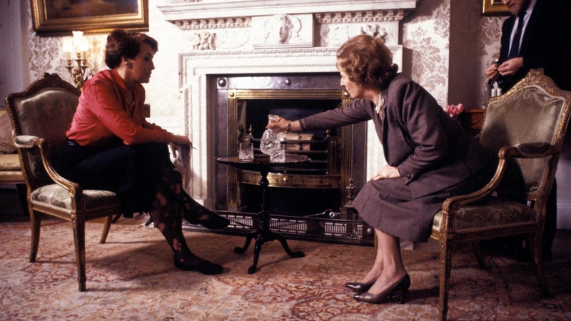 Rosa María Calaf (izda), entrevistando a la primera ministra del Reino Unido Margaret Thatcher en 1985.