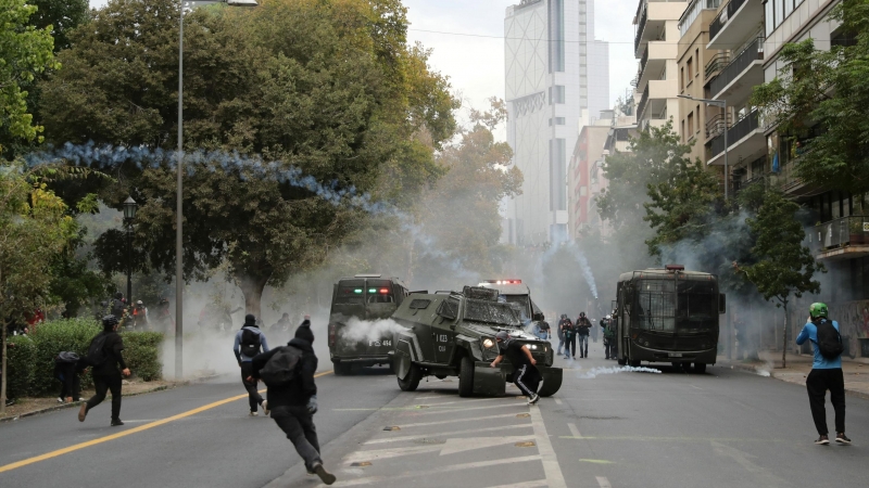 1/03/2021. Manifestantes chilenos se enfrentan contra los antidisturbios en una protesta en Santiago de Chile. - Reuters