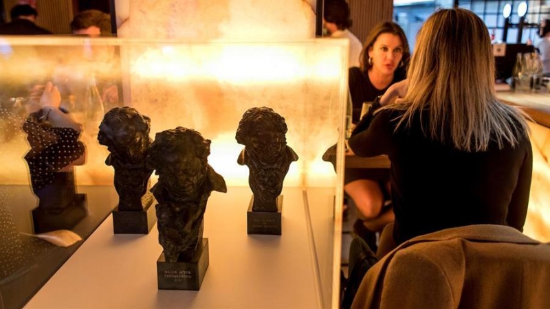 05/03/2021.- Estatuillas de los Goya ganados por Antonio Banderas expuestas en el restaurante Tercer Acto del Teatro del Soho, donde se celebrará la gala de los Premios Goya.