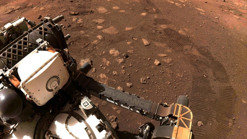 4/03/2021. Las huellas de las ruedas quedan en el suelo de Marte mientras el Perseverance avanza sobre la superficie marciana por primera vez. - Reuters