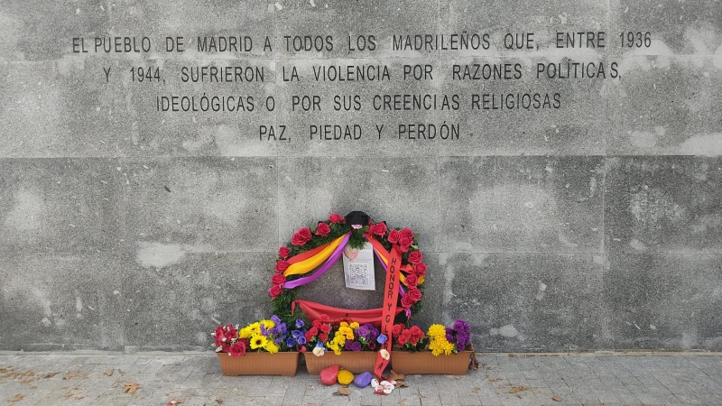 Flores en el memorial en el memorial. - Guillermo Martínez