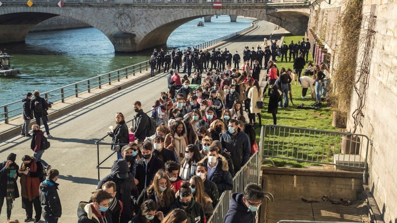 La Policía francesa desaloja los muelles del Sena, abarrotados pese a las restricciones este 6 de marzo de 2021.