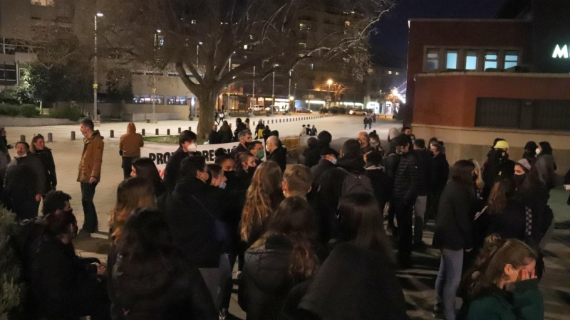 La concentració davant del Mercat del Lleó de Girona el 6 de març de 2021.