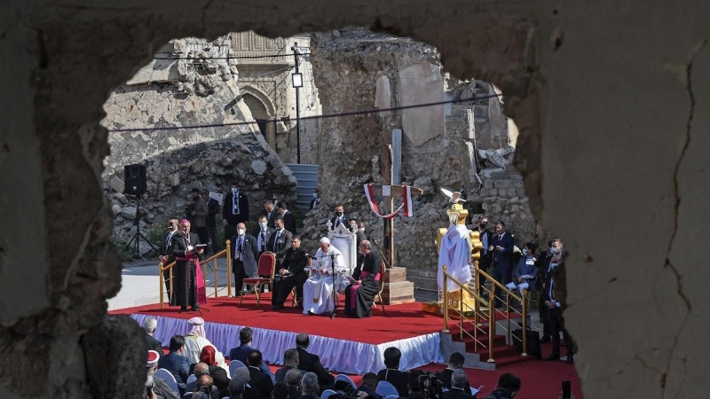 El papa Francisco (c) reza este domingo 7 de marzo de 2021 entre escombros y muros medio derruidos en la plaza de Hosh al Bieaa de la devastada ciudad iraquí de Mosul. En esta plaza se alzaban cuatro iglesias cristianas antes de que los terroristas del Es