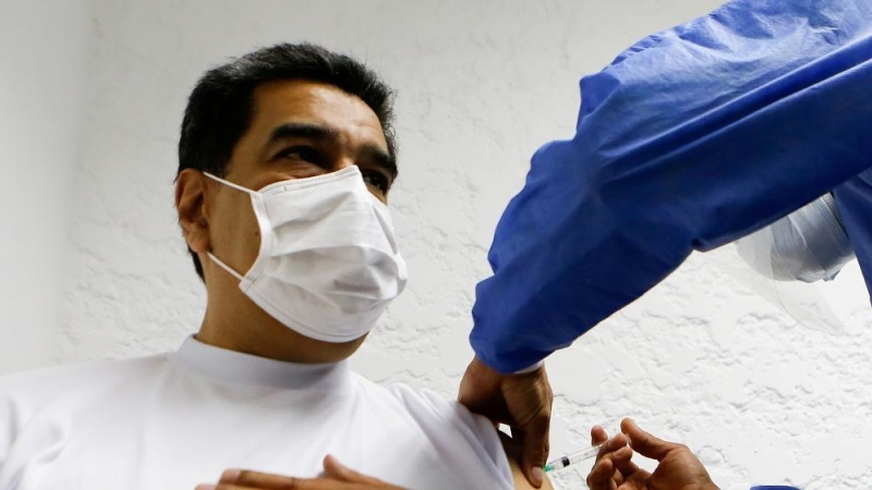El presidente de Venezuela, Nicolás Maduro, recibe la dosis de Sputnik V.