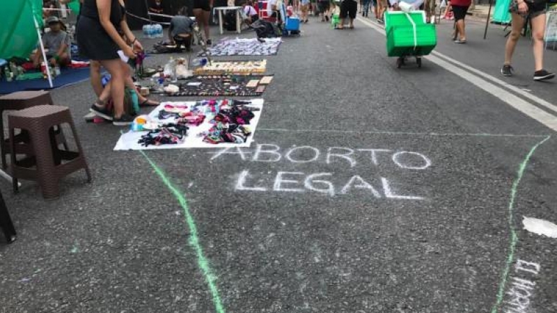 Los pañuelos verdes por el aborto legal en Argentina tiñen América Latina