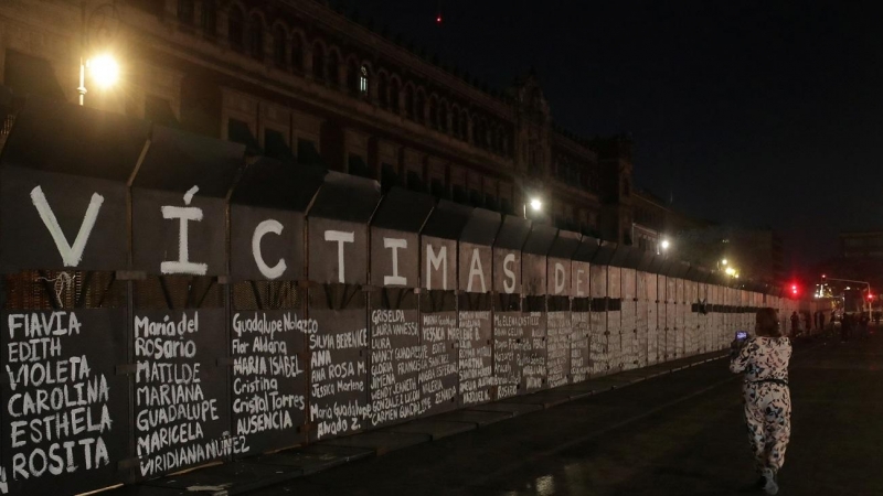 Convierten la valla levantada frente a la sede presidencial de México en un homenaje a víctimas de feminicidio. Imagen de este domingo 7 de marzo de 2021.