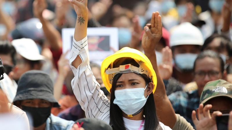 Una mujer muestra un saludo de tres dedos durante una protesta contra el golpe militar en Naypyitaw.