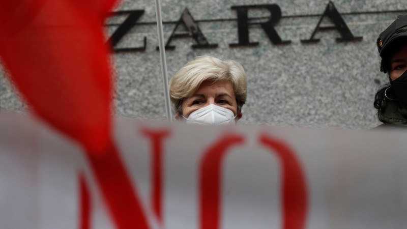 Concentración de protesta por el cierre de tiendas de Inditex en una tienda de Zara en Madrid. REUTERS/Susana Vera