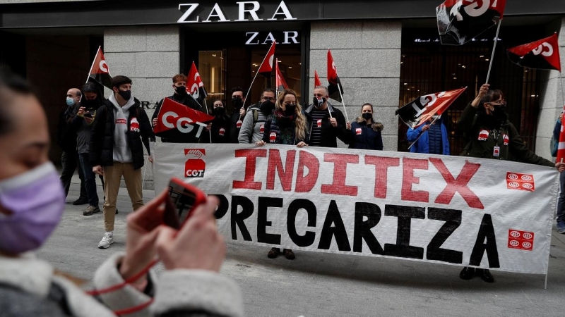 Concentración convocada por el sindicato CGT en el exterior de una tienda de Zara de Madrid contra el cierre de tiendas de Inditex. REUTERS/Susana Vera