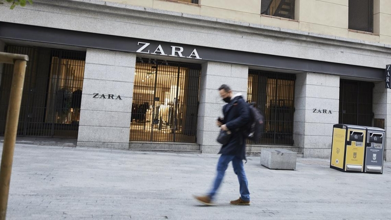 Una persona pasa al lado del primer local de Zara que abrió en Madrid, cerca de la Puerta del Sol, uno de los afectados por el cierre de establecimientos de Inditex. E.P./Jesús Hellín