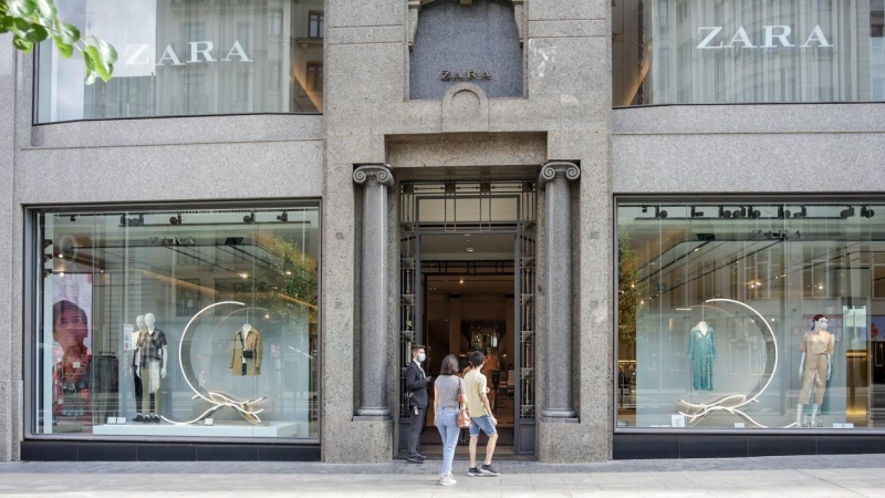 Varias personas entran a una tienda Zara en la Gran Vía de Madrid. E.P./Ricardo Rubio