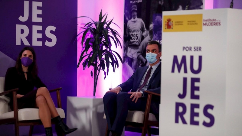 El presidente del Gobierno, Pedro Sánchez (i), y la ministra de Igualdad, Irene Montero (d), antes del inicio del acto institucional con motivo del 8 de marzo, Día Internacional de la Mujer. EFE/Emilio Naranjo