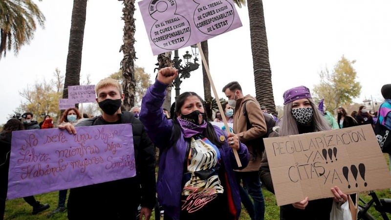 Integrantes de la Assemblea Feminista de València reivindican la regularización para los migrantes con la llamada 'Migrar és un dret humà. Regularització ja!' ante la Delegación del Gobierno