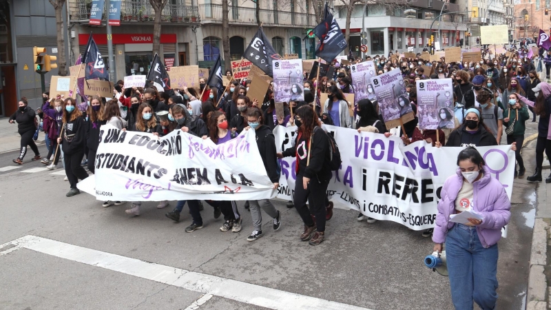 Una imatge de la manifestació estudiantil d'aquest 8-M a Girona, convocada pel SEPC.