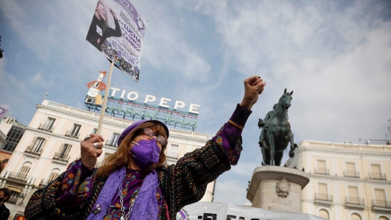 Concentración convocada por el Sindicato de Estudiantes y la asociación Libres y Combativas, por el Día de la Mujer hoy lunes en la Puerta del Sol de Madrid.