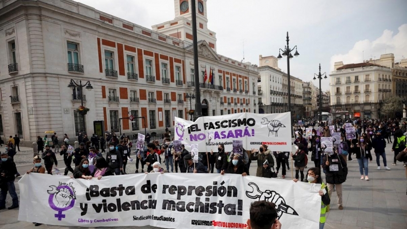 Concentración convocada por el Sindicato de Estudiantes y la asociación Libres y Combativas, por el Día de la Mujer hoy lunes en la Puerta del Sol de Madrid.