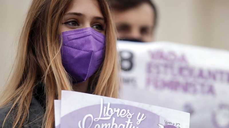 Una joven durante la protesta ante el ayuntamiento con motivo del Día de la Mujer convocada por el Sindicat de Estudiants.