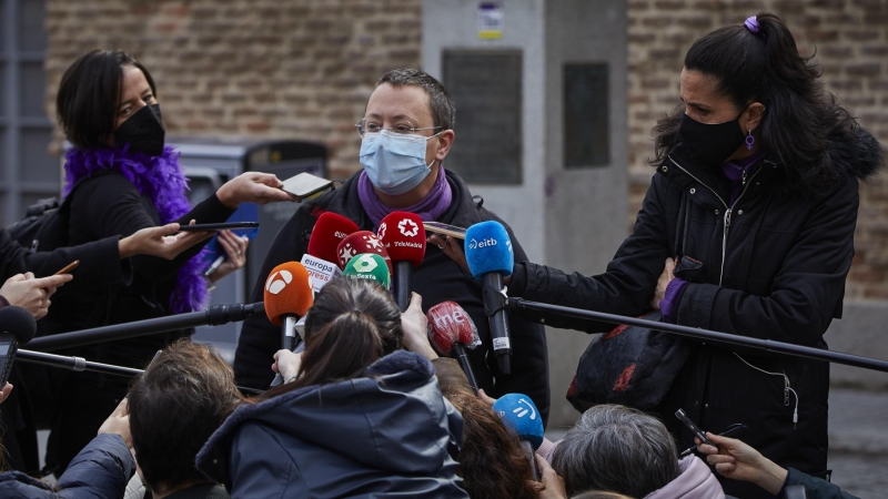 La portavoz de la Comisión 8M de Madrid, Ana Useros, responde a los medios en una concentración convocada en la Plaza de Arturo Barea.