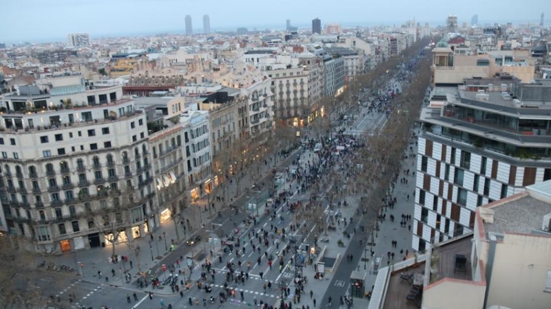 Vista aèria de la manifestació del 8-M al centre de Barcelona.