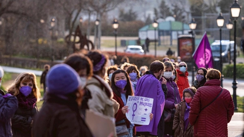 Decenas de personas participan en una cadena humana organizada por la Asociación Feminista y el Colectivo Feminista de Toledo.
