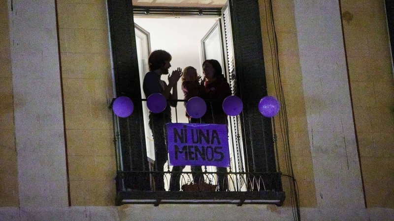 Una familia aplaude desde su balcón, en Madrid.