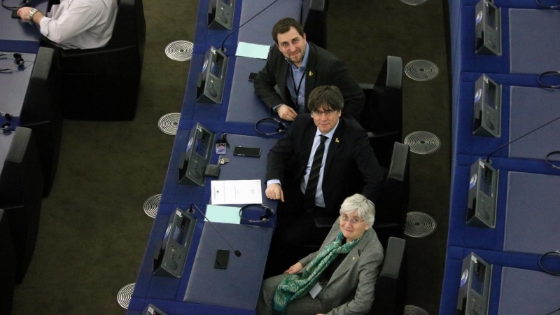 Els eurodiputats Toni Comín, Clara Ponsatí i Carles Puigdemont al seu escó a la seu del Parlament Europeu a Estrasburg, el 10 de febrer del 2020.