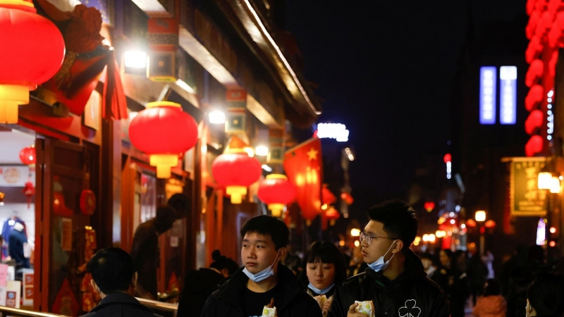 Varias personas caminan por una calle de Pekín