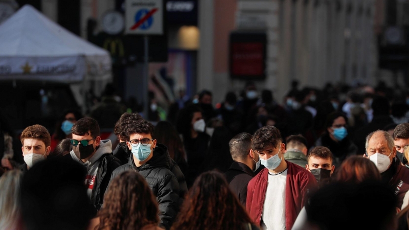 Transeúntes por una calle de Roma, Italia