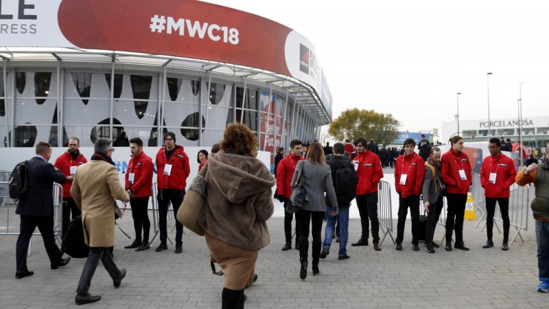 Assistents al Mobile World Congress 2018 (MWC) arribant al primer filtre on l'organització demana l'acreditació, davant la nova entrada annexa, a l'exterior del recinte fira, on s'ubiquen els controls de seguretat, el 26 de febrer del 2018.