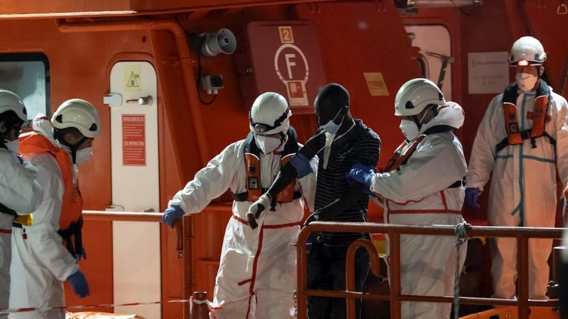Imagen de archivo de servicios de emergencia tras el rescate de una embarcación en Canarias