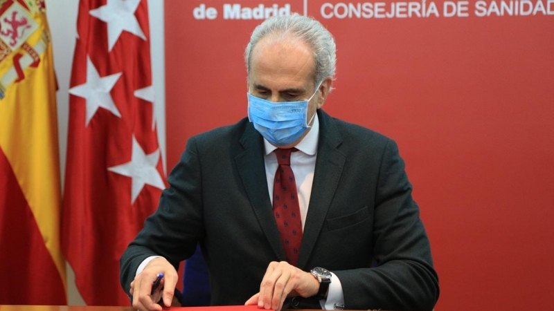 El consejero de Sanidad de la Comunidad de Madrid, Enrique Ruiz Escudero, durante el acto de firma del documento de recomendaciones para la atención al paciente crítico y semicrítico, en Madrid, (España), a 11 de febrero de 2021.